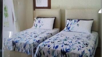 2 bedrooms, iron/ironing board, WiFi, bed sheets
