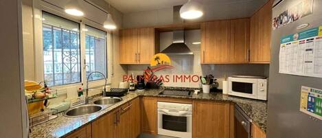 Een koelkast, een microgolfoven, een oven, een vaatwasser