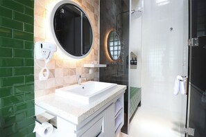 Shower, hair dryer, bathrobes, slippers - Moritz Hill Borobudur Resorts & Spa (Borobudur)