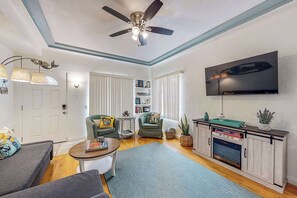 Televisión, chimenea y oficina 