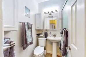 Regadera, secadora de cabello, toallas, shampoo 