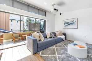 Télévision, jeux vidéo, espaces bureaux