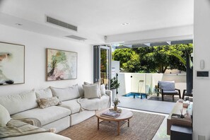 TV, video games, offices - Absolute By Khove Sum (Broadbeach)