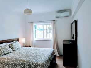 4 habitaciones, escritorio y tabla de planchar con plancha 