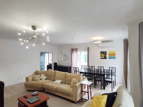 Smart TV y chimenea 