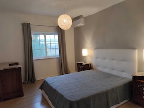 4 عدّة غرف نوم ومكتب ومكواة/لوح كي وسرير سفر