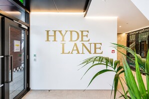 Ein sauberes, modernes Interieur mit einem gut sichtbaren 'HYDE LANE'-Schild an der Wand.