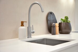 Een douche, een haardroger, handdoeken