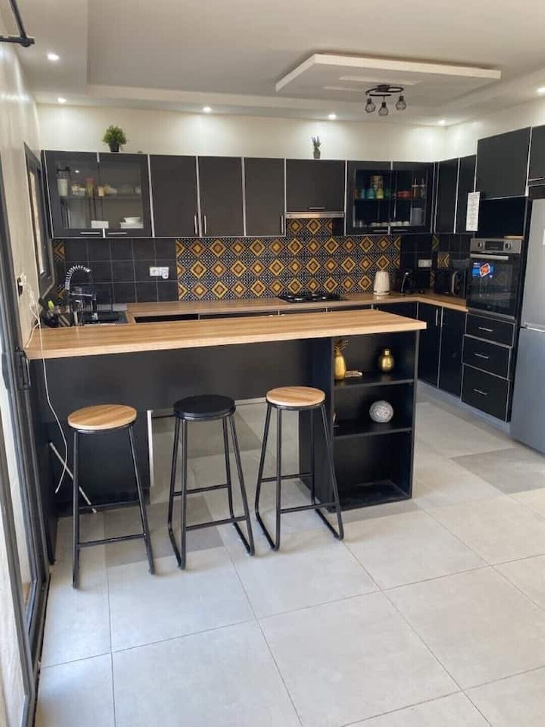 Frigorífico, microondas, horno y placa de cocina