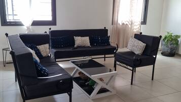 Smart-TV, Bücher, Stereoanlage