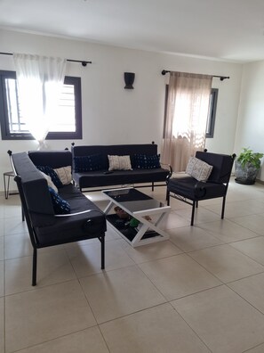 Smart TV, books, stereo