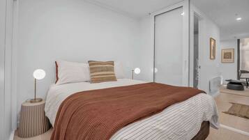 1 slaapkamer, een strijkplank/strijkijzer, wifi, beddengoed