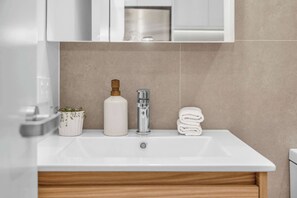 Regadera, secadora de cabello, toallas 