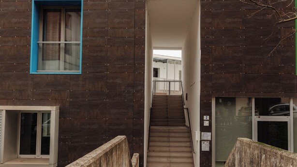 Un edificio moderno con una scala che conduce a un piano superiore.