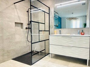 Shower, hair dryer, towels, soap - Upscale home in pont royal golf course (Mallemort)
