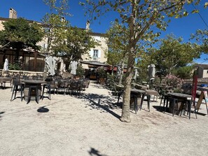 Outdoor dining - Upscale home in pont royal golf course (Mallemort)