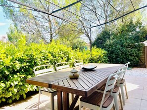 屋外ダイニングエリア