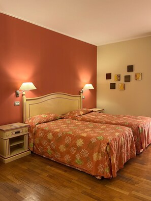 Premium bedding, minibar, in-room safe, desk - Hotel Matteotti  (Vercelli)