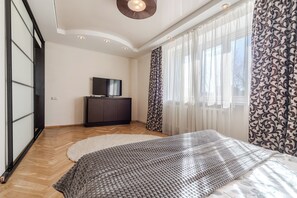 Standaard appartement, uitzicht op de stad | 1 slaapkamer, een strijkplank/strijkijzer, gratis wifi