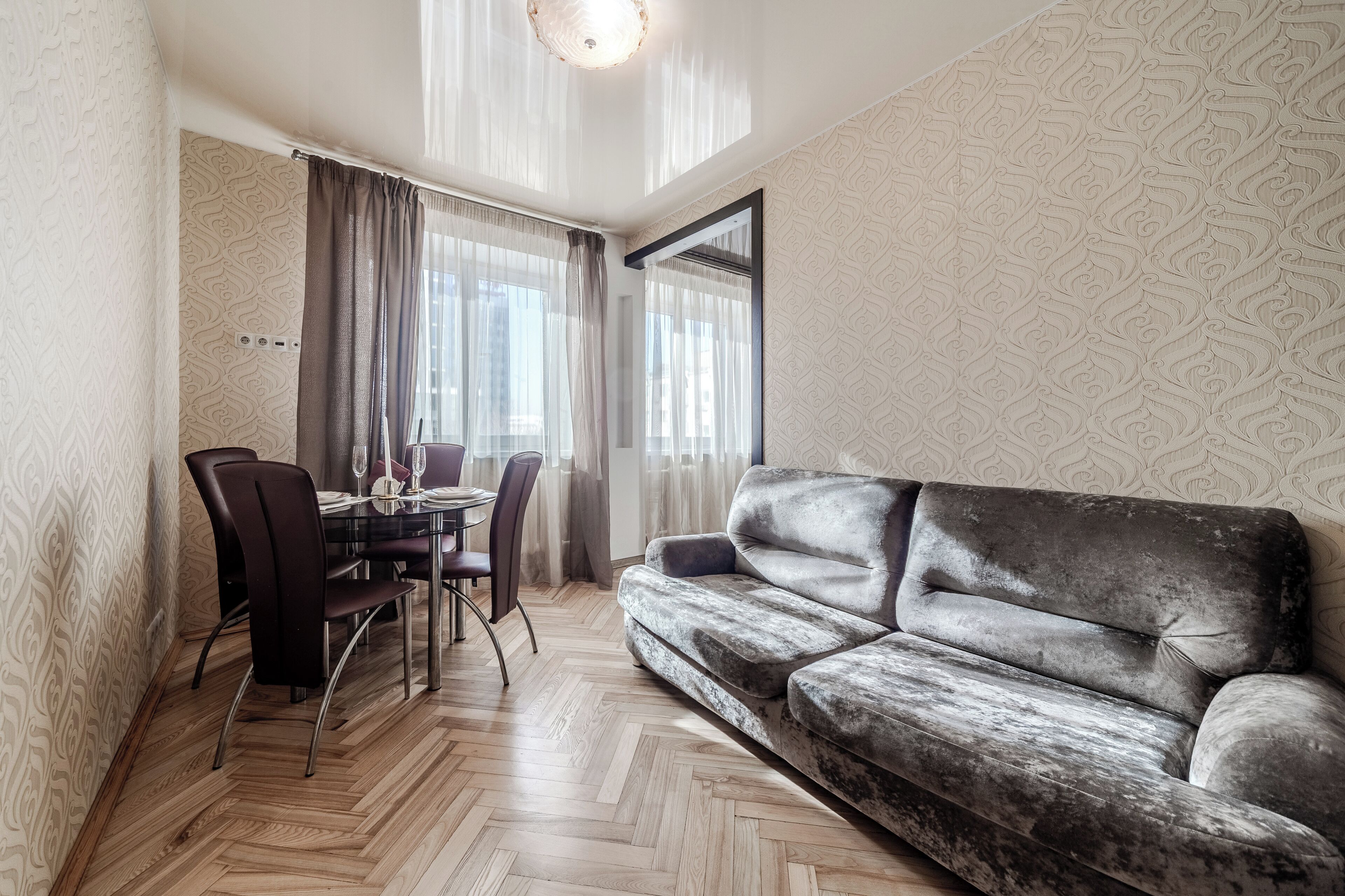 Departamento estándar, vista a la ciudad | Área de sala de estar