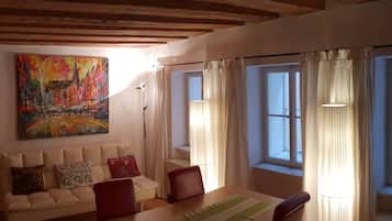 Apartment, 1 Schlafzimmer | Wohnzimmer | Bücher