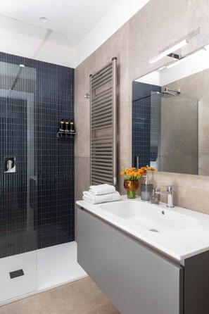 Shower, hair dryer, bidet, towels - LUXURY APARTMENT "LE DUE CUPOLE" (UNIT B) IN THE CITY CENTER (Roma)