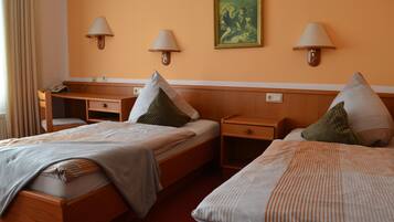 Zweibettzimmer, Balkon | Schreibtisch, laptopgeeigneter Arbeitsplatz, kostenloses WLAN