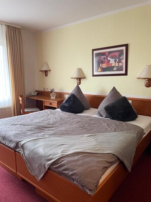 Desk, laptop workspace, free WiFi, bed sheets - Hotel Blocksberg (Wernigerode)