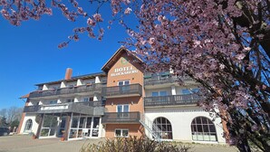 A hotel with multiple balconies, a brick facade, and a sign reading "HOTEL BLOCKSBERG". - Hotel Blocksberg (Wernigerode)