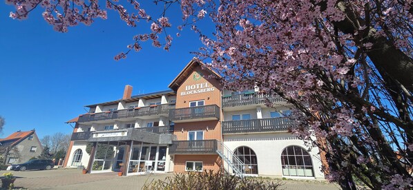 A hotel with multiple balconies, a brick facade, and a sign reading "HOTEL BLOCKSBERG".