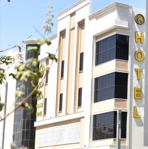 Egyptian cotton sheets, premium bedding, in-room safe, laptop workspace