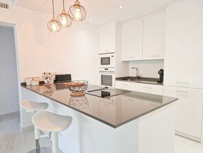 Kühlschrank, Mikrowelle, Ofen, Geschirrspüler