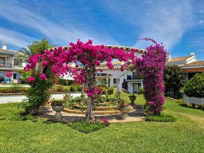 Property grounds - Modern 2 bedroom garden apt in Benahavis (Benahavís)