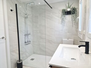 Shower, hair dryer - Modern 2 bedroom garden apt in Benahavis (Benahavís)