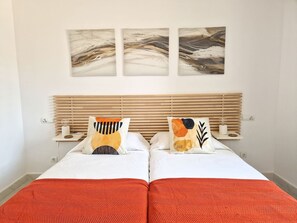 2 chambres, coffres-forts dans les chambres, fer et planche à repasser