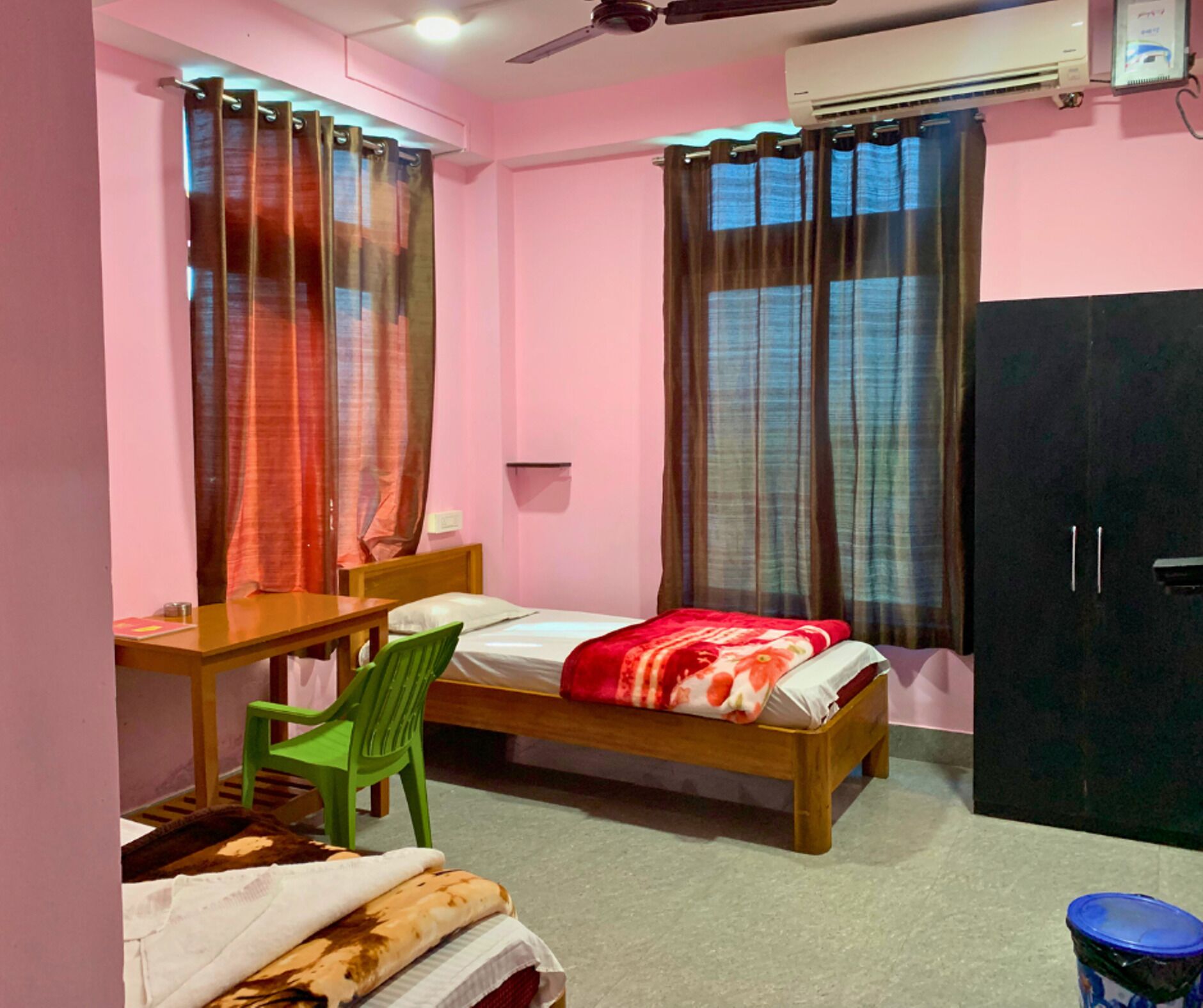 Habitación doble Deluxe, vista a la ciudad | Escritorio y ropa de cama 