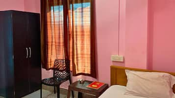 Single Room | Desk, bed sheets