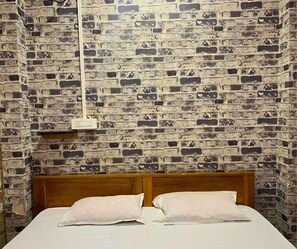 Habitación doble Deluxe, vista a la ciudad | Escritorio y ropa de cama 