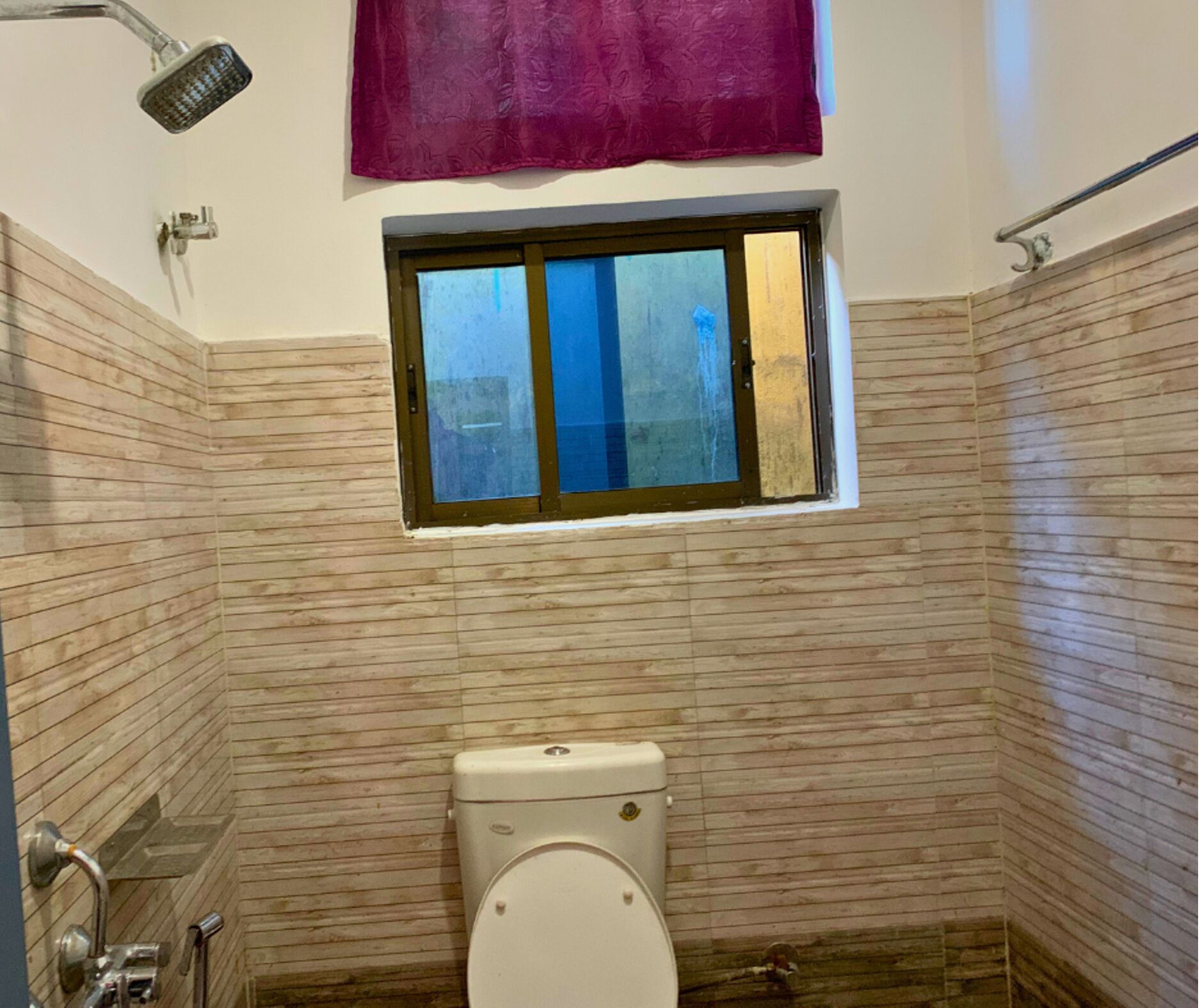 Habitación doble Deluxe, vista a la ciudad | Baño | Regadera, toallas, jabón, shampoo 