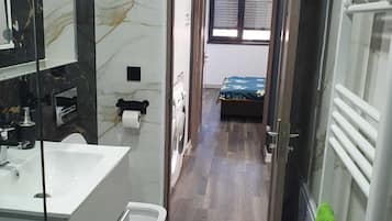 Douche, serviettes fournies, savon, papier toilette