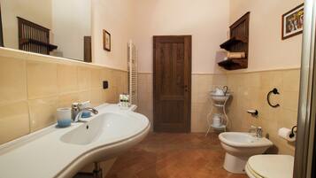 Dusche, Haartrockner, Bidet, Handtücher