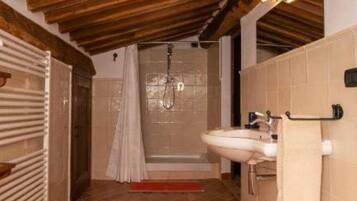 Dusche, Haartrockner, Bidet, Handtücher