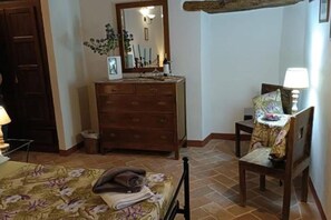 3 bedrooms, iron/ironing board, WiFi, bed sheets - MATRIMONIAL ROOM with private bathroom, (Radicondoli)