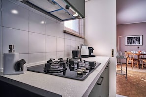 Cafetera y tetera, refrigerador, microondas y lavavajillas 
