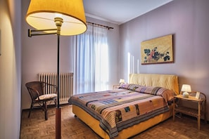 1 habitación, tabla de planchar con plancha, wifi gratis y ropa de cama 