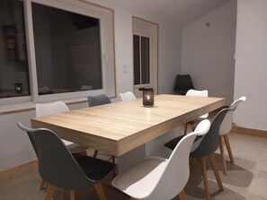 Dining - A warm and welcoming home just a 10-minute walk from the sea. (Fécamp)