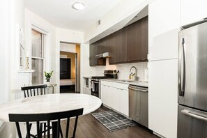 Refrigerador, microondas, horno, placa de cocina