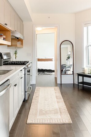 Kjøleskap, mikrobølgeovn, ovn og kokeplater