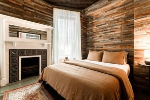 Desk, iron/ironing board, WiFi, bed sheets