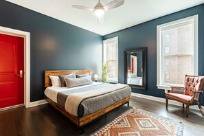 Desk, iron/ironing board, WiFi, bed sheets - Walkable Lux on Washington Park| Rooftop & Parking (Cincinnati)